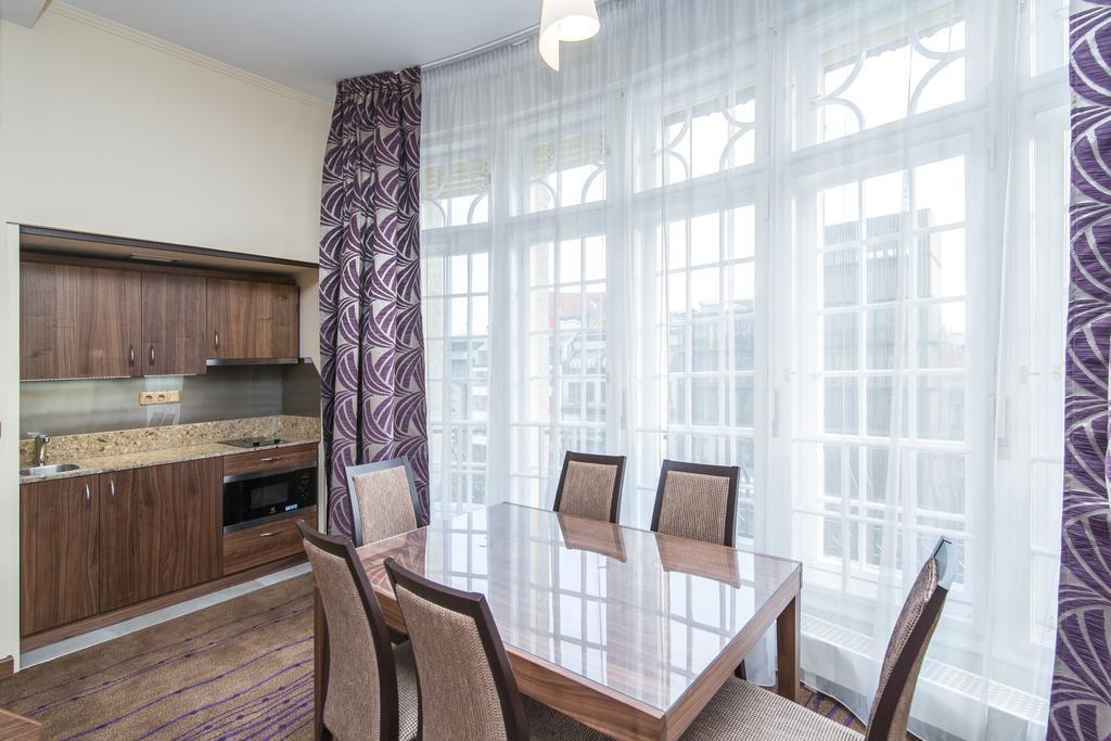 Merchants Crown Suites And Spa Прага Экстерьер фото A kitchen with a large window