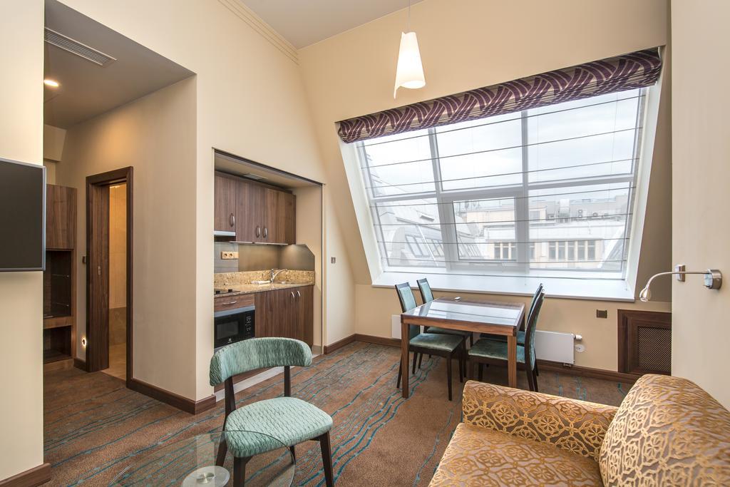 Merchants Crown Suites And Spa Прага Экстерьер фото A typical apartment