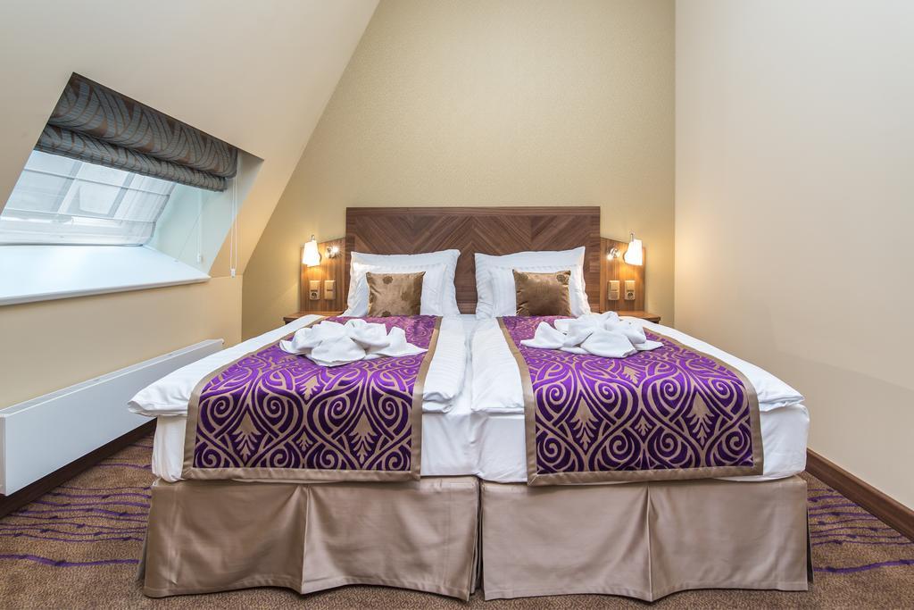 Merchants Crown Suites And Spa Прага Экстерьер фото A bed with a bed skirt