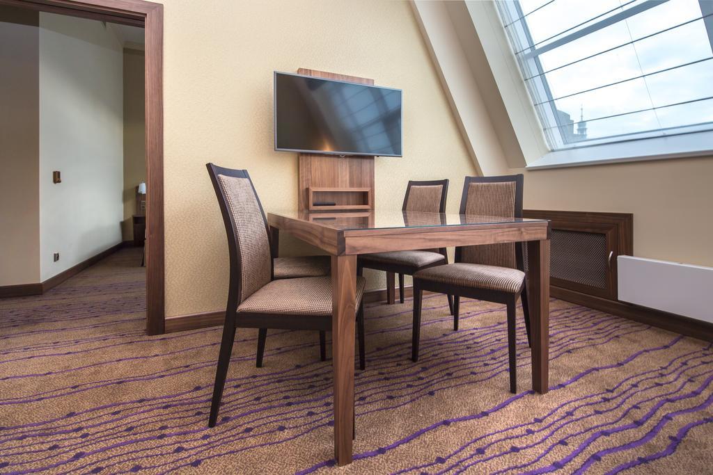 Merchants Crown Suites And Spa Прага Экстерьер фото A suite at the hotel