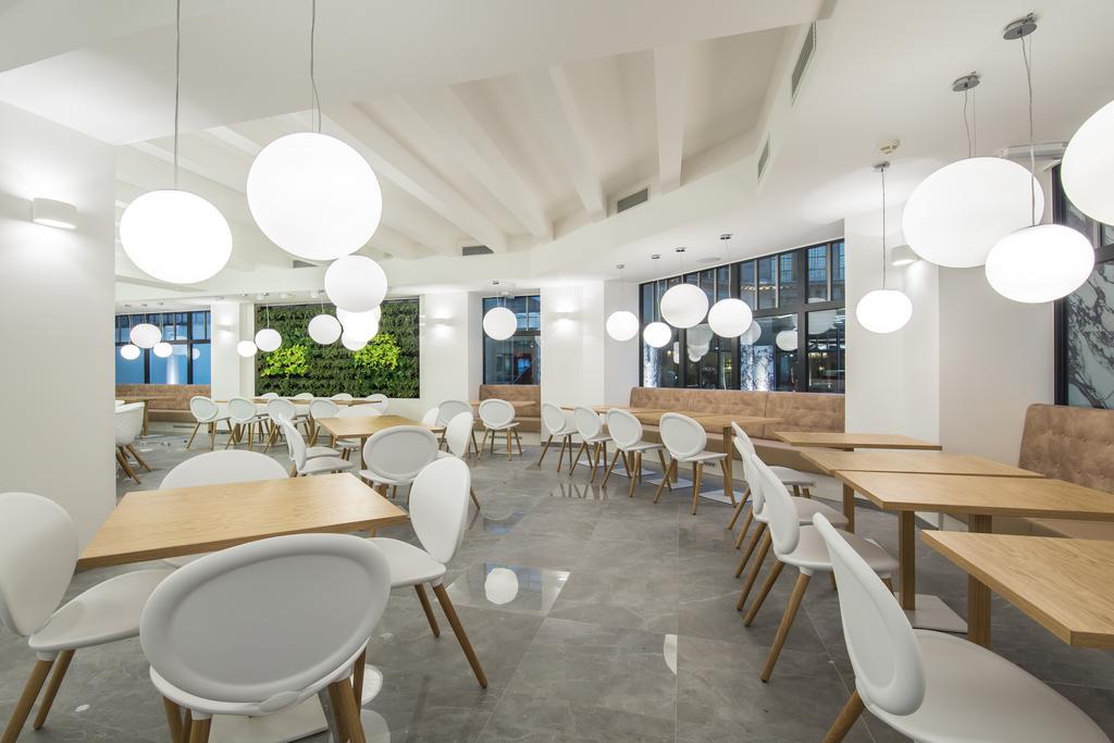 Merchants Crown Suites And Spa Прага Экстерьер фото Interior of the restaurant