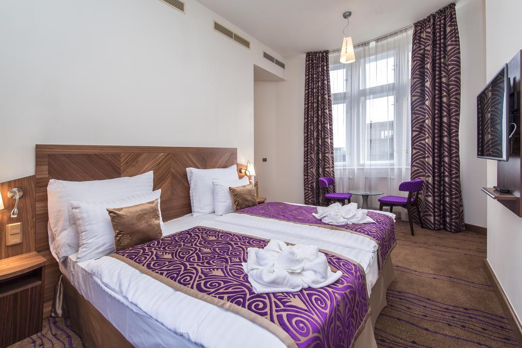 Merchants Crown Suites And Spa Прага Экстерьер фото