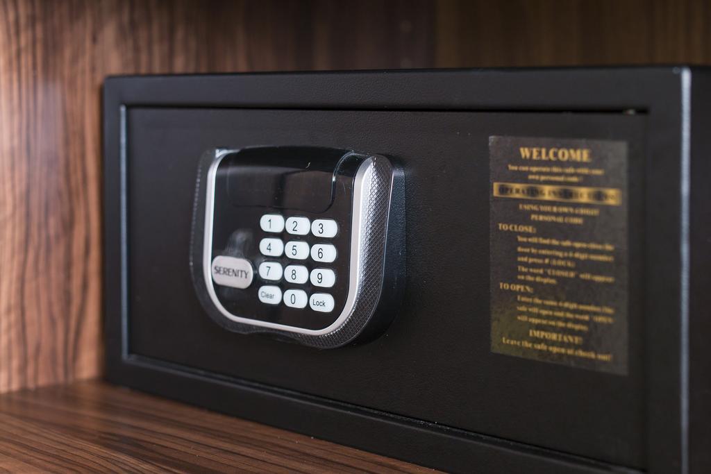 Merchants Crown Suites And Spa Прага Экстерьер фото A safe with a keypad