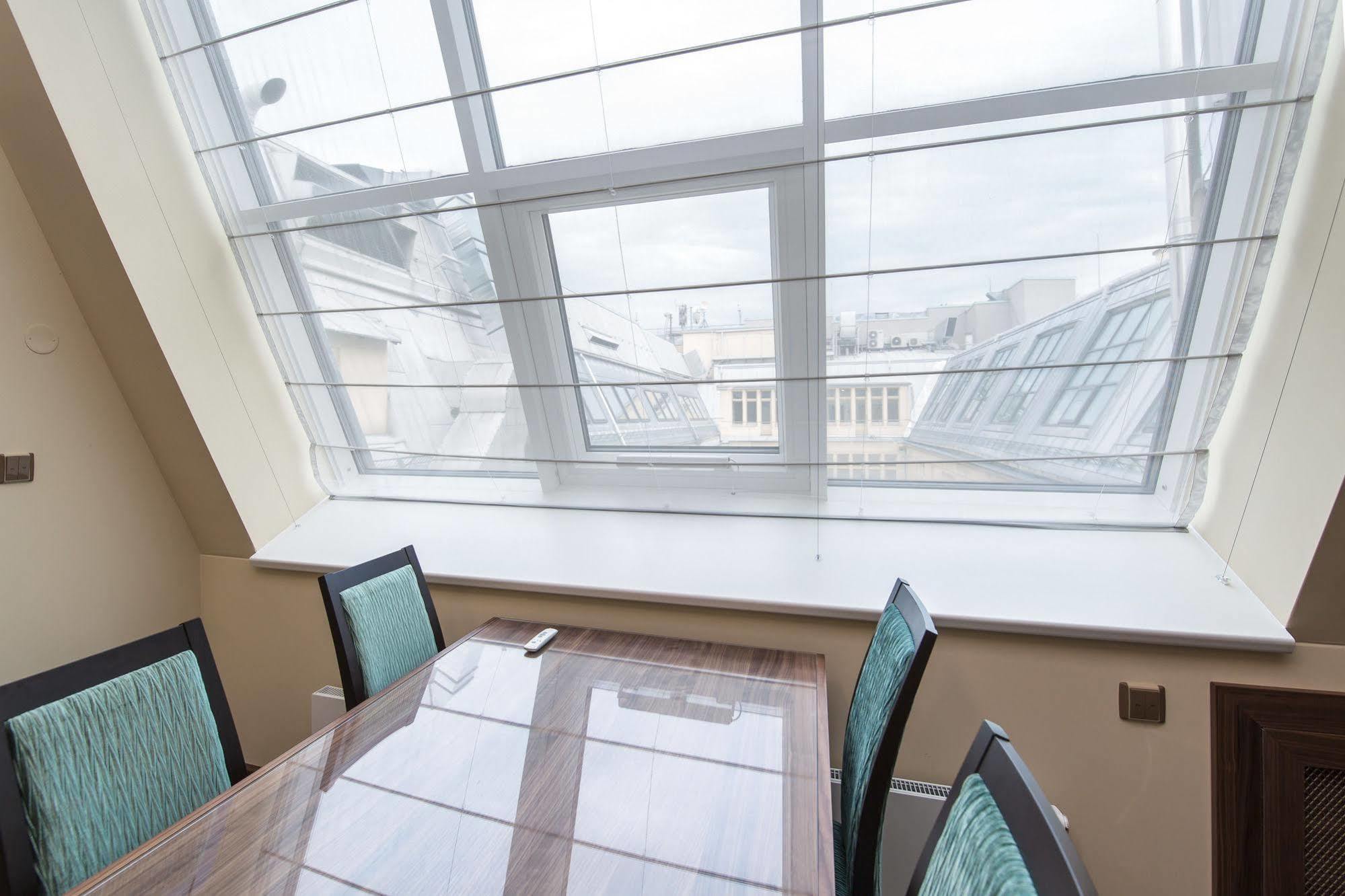 Merchants Crown Suites And Spa Прага Экстерьер фото Roman blinds
