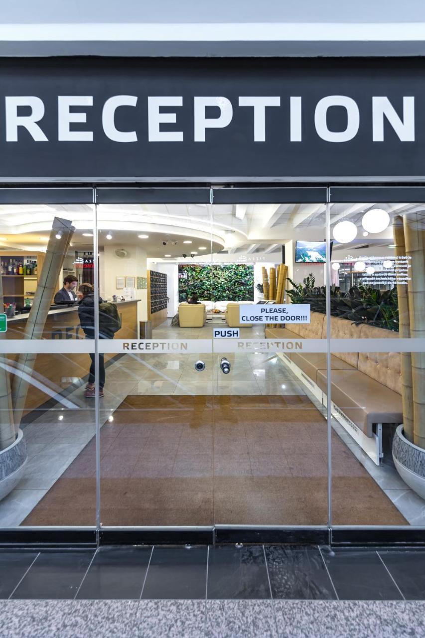 Merchants Crown Suites And Spa Прага Экстерьер фото Automatic door