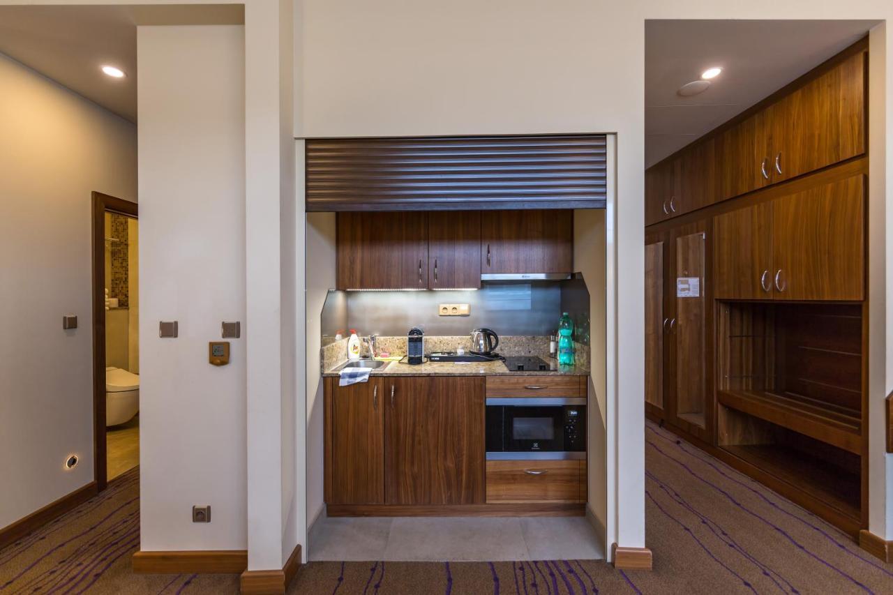 Merchants Crown Suites And Spa Прага Экстерьер фото A kitchenette in a hotel room