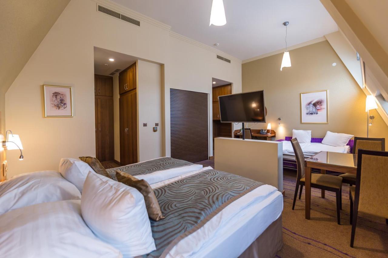 Merchants Crown Suites And Spa Прага Экстерьер фото Suite